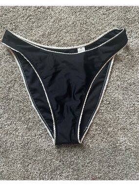 Abercrombie & Fitch Black Women’s Bikini Bottom with White Trim. Size large.